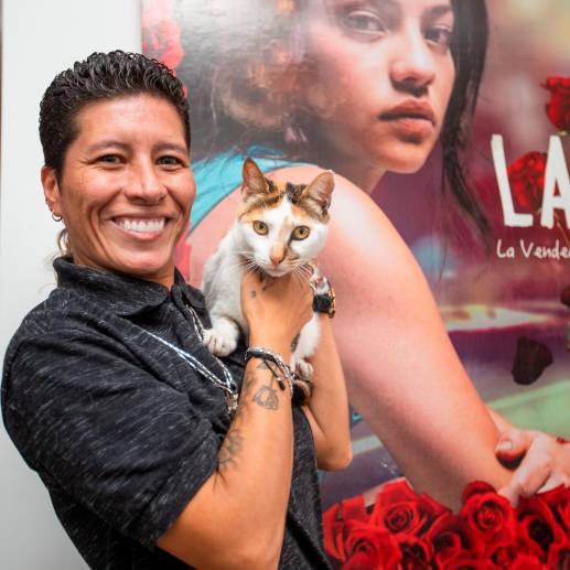 Lady Tabares acompañada de su gata Pily. FOTO Esneyder Gutiérrez