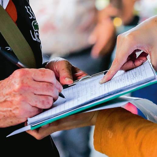 La mayoría de precandidatos a la Alcaldía de Medellín y la Gobernación de Antioquia está recogiendo firmas para avalarse. FOTO Jaime Pérez