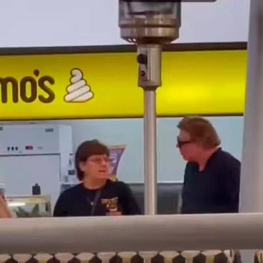 Esta es una de las imágenes que se conocen de la supuesta visita de Rose a Medellín, en el Parque Comercial El Tesoro. FOTO Captura de video.