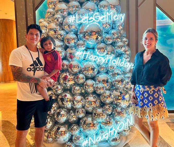 Germán Cano con su hijo Lorenzo y su esposa Rocío, durante su viaje a territorio árabe. Allí siguió a su Selección. FOTO cortesía