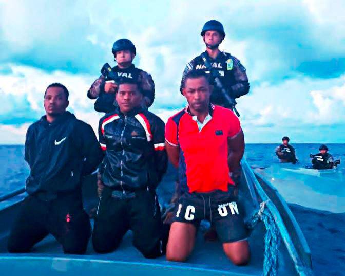 Tres colombianos fueron detenidos en por autoridades salvadoreñas en aguas de ese país, con un cargamento de cocaína Foto: Twitter @nayibbukele. 
