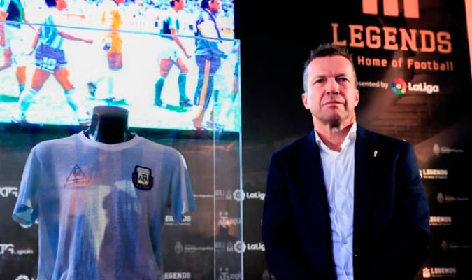 Esta es la camiseta que Lothar Matthaus donó, perteneció a Diego Armando Maradona y la intercambiaron en el Mundial de México 86. FOTO: EFE