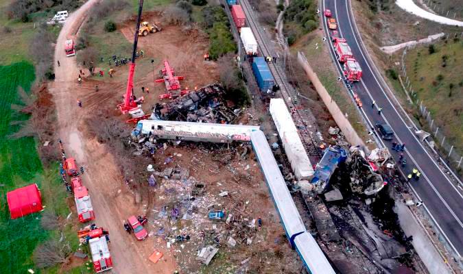 Unos 150 bomberos, además de 40 ambulancias, fueron movilizados al lugar del siniestro. FOTO EFE