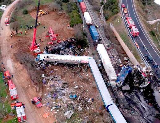 Unos 150 bomberos, además de 40 ambulancias, fueron movilizados al lugar del siniestro. FOTO EFE