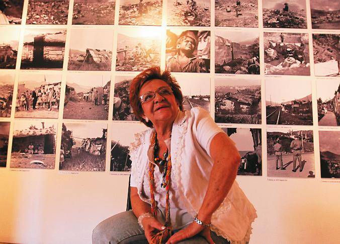 Giovanna Pezzotti en la exposición de Moravia, en el centro cultural. Para ella las fotos pertenecían al barrio, allí donde nacieron. FOTO archivo el colombiano.