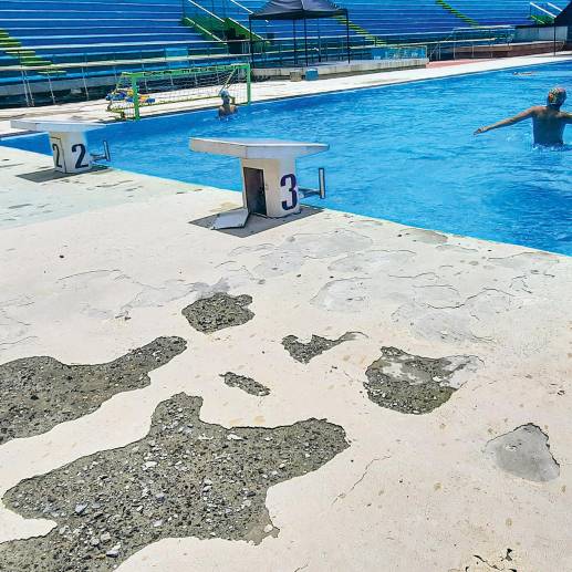 Los huecos en la piscina olímpica son la fiel evidencia del abandono del escenario. FOTO<b><span class="mln_uppercase_mln"> CARLOS VELÁSQUEZ</span></b>