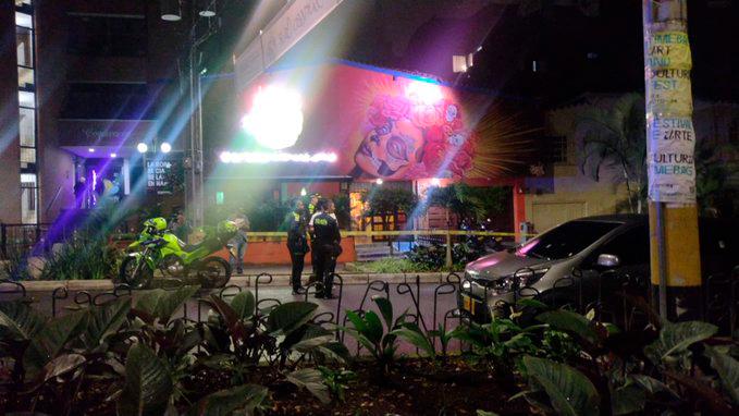 Escena del asesinato ocurrido en el barrio Laureles, al parecer, en medio de un intento de hurto. FOTO Cortesía Guardianes Antioquia