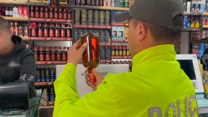 La recomendación de las autoridades es comprar solamente en lugares confiables a los que se les pueda hacer rastreo del licor que venden. FOTO: CORTESÍA