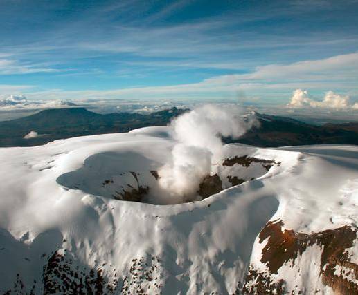 Cráter del Nevado del Ruiz. El volcán está en la zona de influencia de 5 departamentos de Colombia y es una de las 25 estructuras geológicas de ese tipo que tiene el país. FOTO: Tomada de Twitter @sgcol