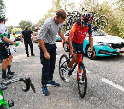 Egan Bernal ya ha tenido varias caídas en su regreso a la alta competencia. FOTO: TWITTER INEOS