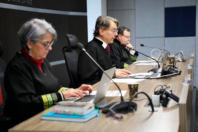 Magistrados de la JEP escucharon los hallazgos de los informes forenses, este jueves. FOTO Cortesía