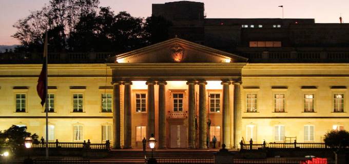 Críticos del decreto señalan que la decisión es un exceso de “presidencialismo”. Foto Colprensa