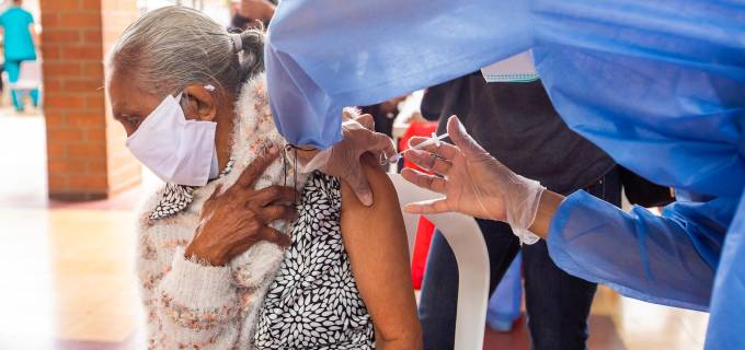La vacunación sin cita para mayores de 70 años comenzó en 22 puntos de Medellín y también en Envigado. FOTO Carlos Velásquez
