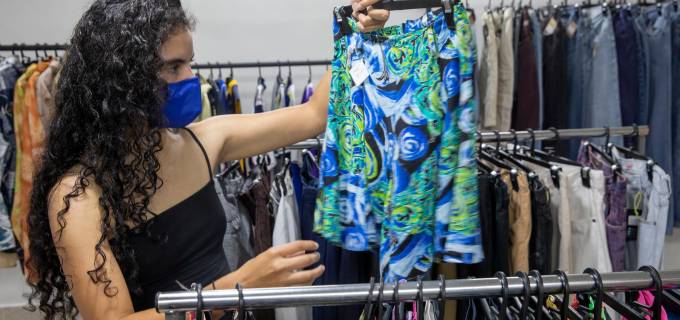 La ropa de segunda es una opción que muchos consumidores consideran como una forma de aportar a la sostenibilidad. FOTO Edwin Bustamante 