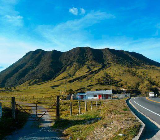 Se desarrollará un estudio para definir la profundidad de la capa que se está incinerando y qué materiales serían los causantes de la emergencia en el volcán Cerro Bravo. Foto: Servicio Geológico Colombiano