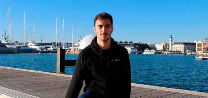 Fran Villalba, de 23 años, fundó su propia empresa en España en plena pandemia. Desde los 16 años ha estado participando en proyectos de tecnología. FOTO Cortesía