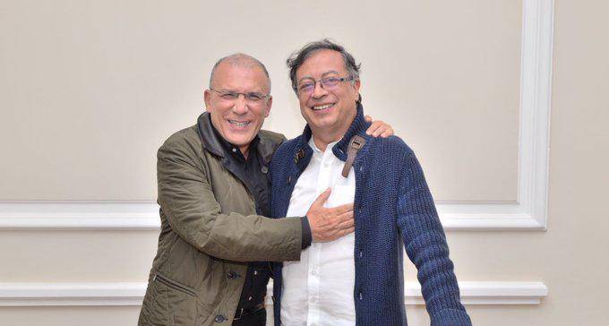 El presidente del Senado, Roy Barreras, y el mandatario, Gustavo Petro. FOTO: Cortesía