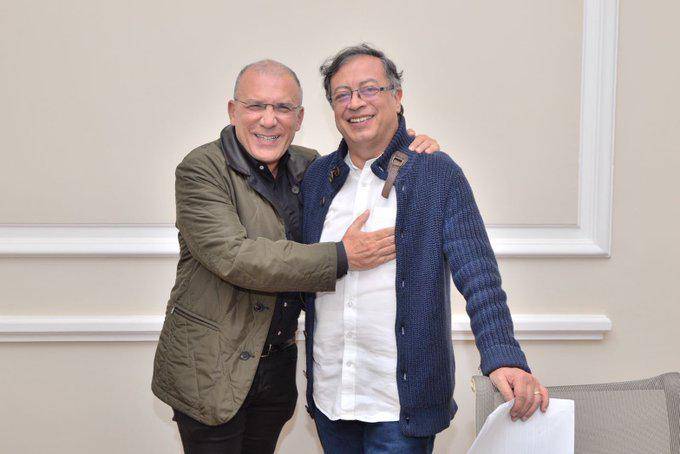 El presidente del Senado, Roy Barreras, y el mandatario, Gustavo Petro. FOTO: Cortesía