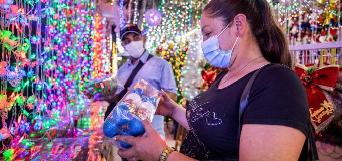 Por los negocios del Centro ya se ven clientes interesados en los artículos de la temporada navideña. Bolas de colores y extensiones con luces cálidas son las más apetecidas. FOTO camilo suárez