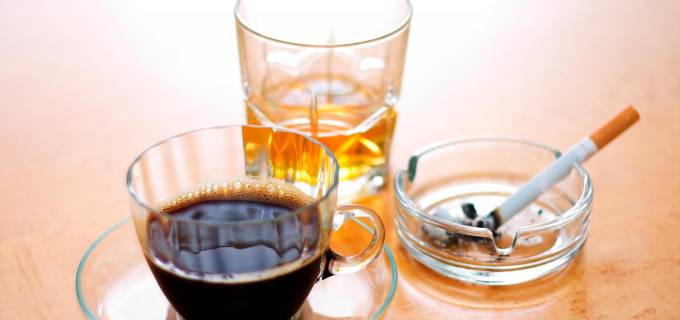 Al tomar café, beber licor o fumar está haciendo uso de sustancias psicoactivas lícitas. La cafeína y el alcohol podrían manejarse desde un consumo responsable. Sin embargo, la nicotina no. FOTO: SSTOCK