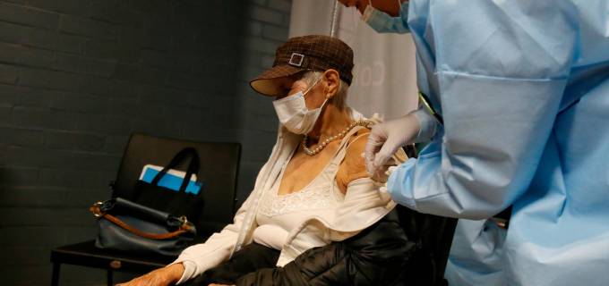 La reducción en la tasa de mortalidad de los mayores de 80 años es una de las cifras más alentadoras de la vacunación en Colombia. Foto: Camila Díaz. Colprensa