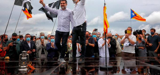 Inmediatamente después de salir de prisión, los líderes independentistas de Cataluña reafirmaron sus ideas. FOTO EFE