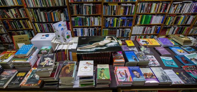 En Grámatta algunos de los más vendidos fueron El Infinito en un Junco de Irene Vallejo, Cómo Maté a Mi Padre de Sara Jaramillo y Sapiens: de animales a dioses de Yuval Noah Harari. FOTO Manuel Saldarriaga Quintero 