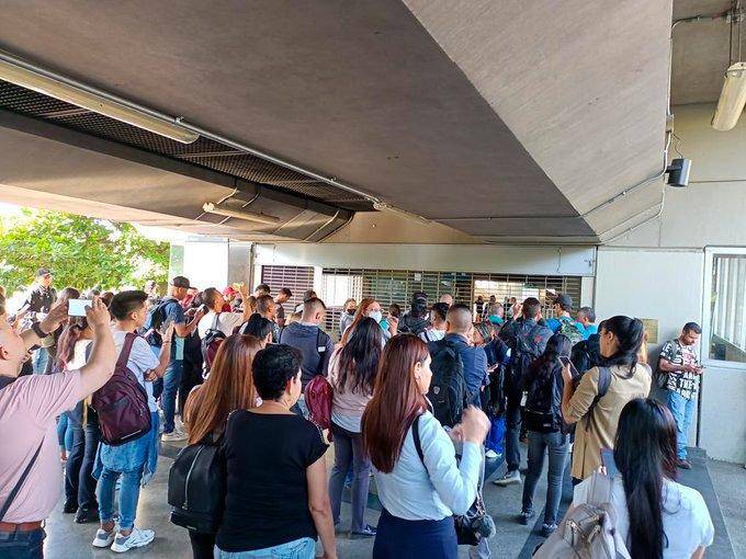 Usuarios reportaron el cierre de estaciones, mientras que el Metro indicó que el ingreso estaba siendo controlado. FOTO: TOMADA DE TWITTER