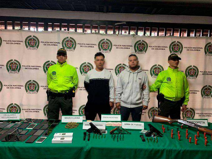 Los capturados tenían en su poder un equipo para borrar certificados de los equipos y así poder vender celulares robados. FOTO: CORTESÍA