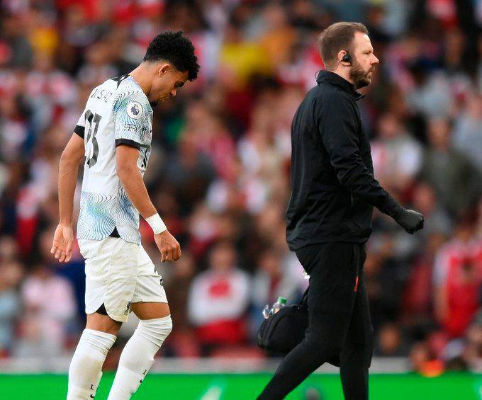 El colombiano salió lesionado del partido entre el Liverpool y el Arsenal. FOTO: @LFC.