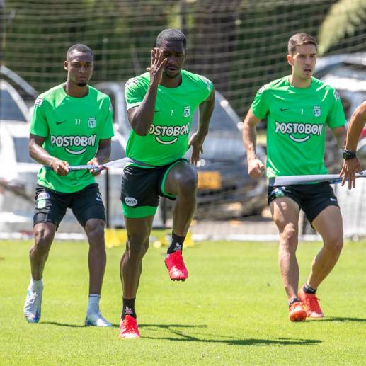 Cada vez que Juan Felipe Aguirre (derecha) ha jugado de titular con Nacional (4 en Liga y 1 en Superliga), el equipo verde no ha perdido (3 victorias y dos empates). FOTO<b><span class="mln_uppercase_mln"> Juan Antonio Sánchez</span></b>