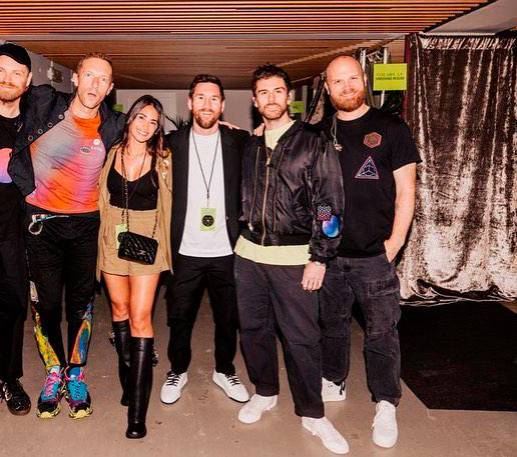 Lionel Messi y su esposa Antonela Roccuzzo también aprovecharon para conocer en persona a los integrantes de la banda británica. Del encuentro quedó esta foto. FOTO: TOMADA DE INSTAGRAM @antonelaroccuzzo