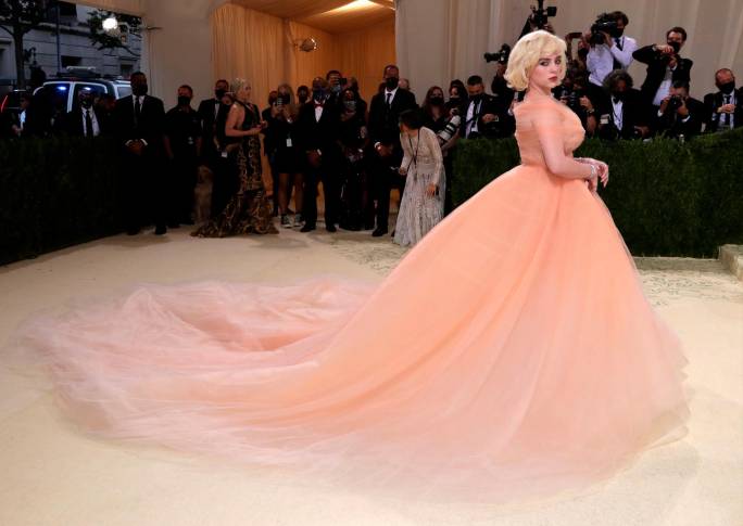 Detalles del traje de Billie Eilish. FOTO Cortesía E! Entertainment @EOnlineLatino