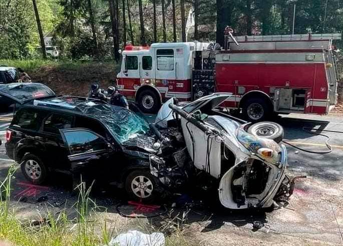Así quedó el vehículo en el que viajaban Koz y su perro Shurastey al chocar con la camioneta el pasado lunes. FOTO: Cortesía. 