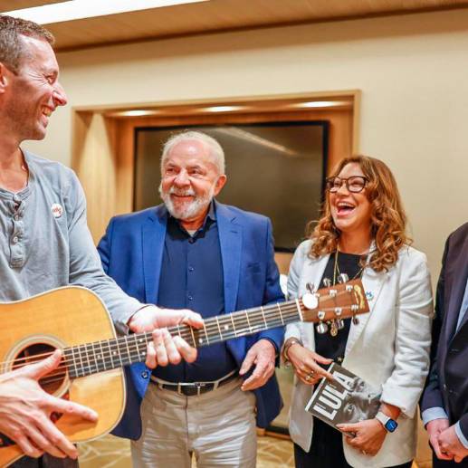 El presidente brasileño hasta se animó a tocar el instrumento musical en el encuentro. FOTO: TOMADA DE TWITTER @LulaOficial