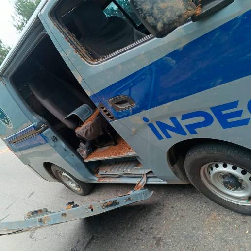 Este fue uno de los daños en la camioneta tipo Van. FOTO: CORTESÍA.