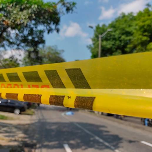 Los agentes de la Policía Judicial de la Secretaría de Movilidad de Medellín se encargan del levantamiento del cuerpo. Foto: Cortesía. 