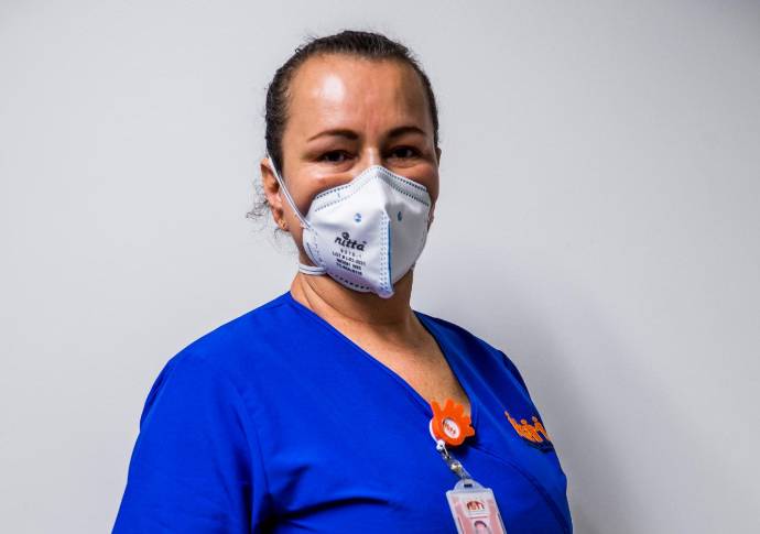 “Lo más importante es ver que los pacientes que ya salieron de esta guerra pueden estar acompañados de sus familias”: Gloria Regina Mazo, auxiliar de enfermería.