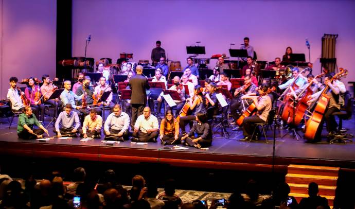 35 participantes de Soy músico interactuaron en escena con los músicos profesionales de la Orquesta Filarmónica de Medellin. Foto: Juan David Caicedo