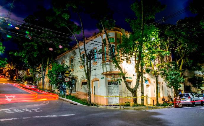 Dominadas por sus amplios ventanales, verjas de hierro, gruesos portones y una innumerable mezcla de formas y ornamentos, las antiguas casas del barrio Prado volvieron a llenar de vida las noches de la carrera Palacé. Foto: Juan Antonio Sánchez