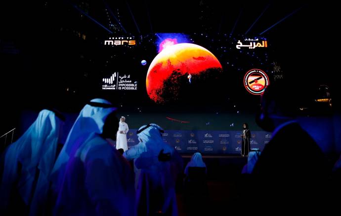 Las personas se reunieron para presenciar y ser testigos del evento. Foto: EFE 