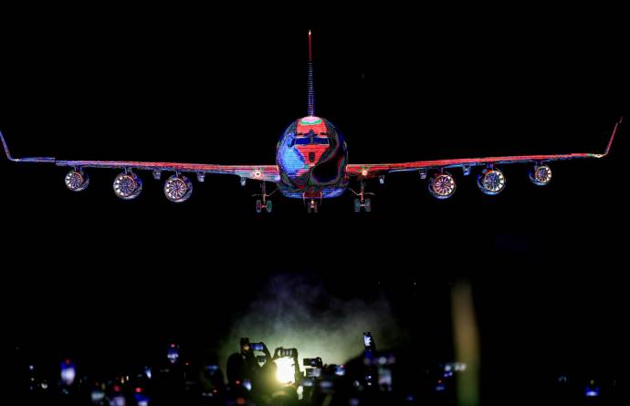 En “avión” así fue el ingreso de Daddy Yankee al Atanasio Giradot. Salió al escenario a las 10:30 de la noche y el show se extendió durante dos horas. FOTO Jaime Pérez
