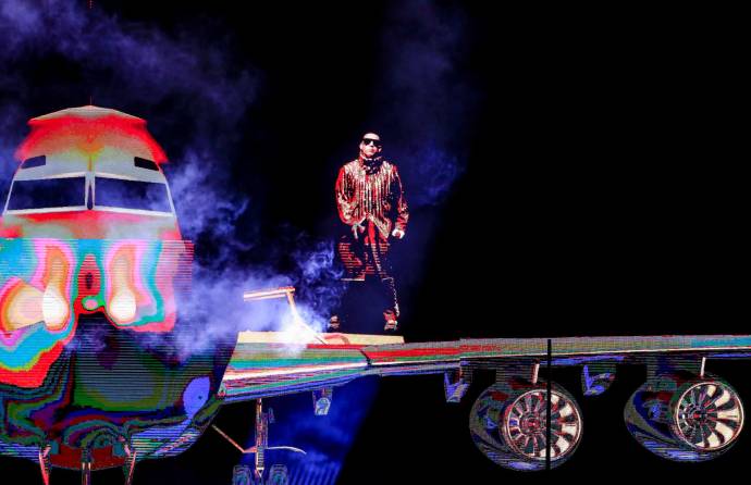 Desde su ingreso, el Big Boss se robó el show no solo por su música, sino también por el show de luces y efectos especiales que maravillaron al público asistente, que no llenó el Atanasio. FOTO Jaime Párez