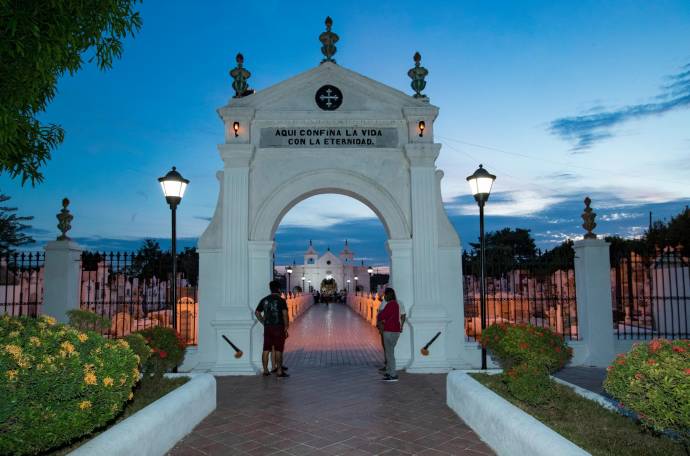 El cementerio de Mompox data de 1800. En sus terrenos vive más de una decena de gatos de todos los tamaños y colores. La Semana Santa es el evento de mayor tradición en el municipio. Foto: Jaime Pérez