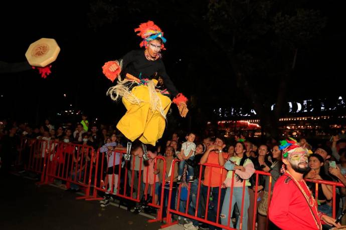 Desde 1974 la ciudadanía de Medellín asiste a los desfiles de Mitos y Leyendas. Ya este evento hace parte de las fiestas tradicionales de diciembre. Foto: Jaime Pérez Munevar.