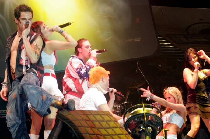 Anahí, Dulce María, Maite, Christian, Alfonso y Christopher fueron el fenómeno musical. Su show llegó en ese entonces a Medellín. FOTO EL COLOMBIANO 