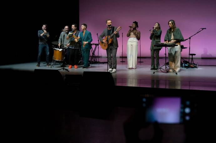 Pala en el escenario con Drexler y sus músicos. FOTO Cortesía Marcela Gómez @lmchela y @teatrometropolitano