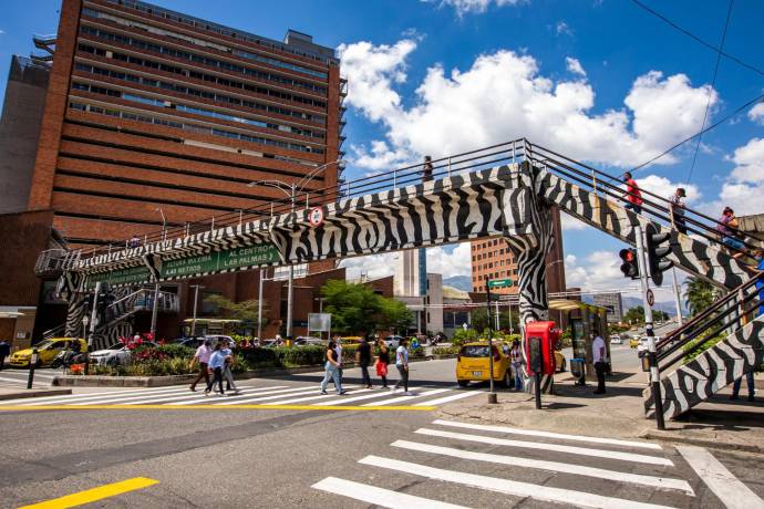Este puente ubicado en la avenida de El Poblado es otra muestra de arte urbano en la ciudad. Foto: Carlos Velásquez