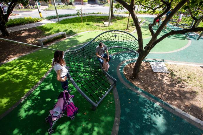 La Alcaldía de Medellín espera que las personas puedan disfrutar de estos espacios con más comodidad y seguridad, apoyando la reactivación económica. Foto: Edwin Bustamante