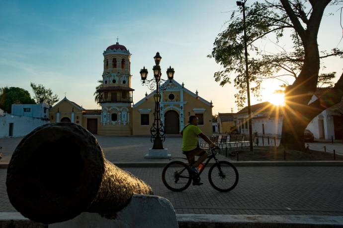 La iglesia Santa Barbara es la postal de Mompox. Fue construida por una comunidad religiosa con base en un mito turco en el que una princesa es encerrada en su torre. Foto: Jaime Pérez.